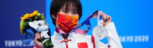 陈芋汐克服发育关摘得银牌 赛前获偶像吴敏霞鼓励