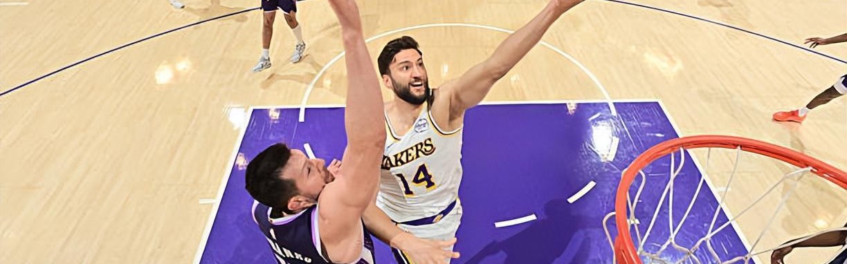 爱游戏官网-竟然还完成了一记爆扣，湖人替补内线也许偶尔能扮演奇兵的角色？