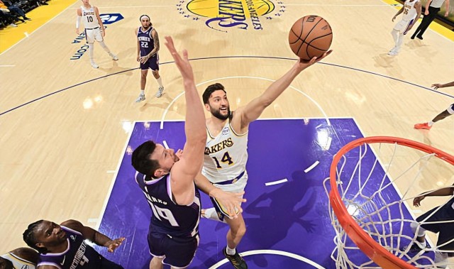 爱游戏官网-竟然还完成了一记爆扣，湖人替补内线也许偶尔能扮演奇兵的角色？