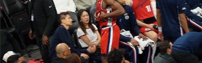 爱游戏官方入口-不像脚踝！小卡表情痛苦捂着自己的腰腹部离场并高举双手进行伸展