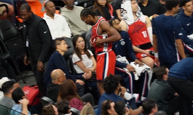 爱游戏官方入口-不像脚踝！小卡表情痛苦捂着自己的腰腹部离场并高举双手进行伸展