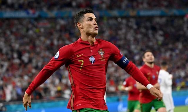 爱游戏-本泽马想送C罗出局？C罗说“不”!他还追平了代伊！